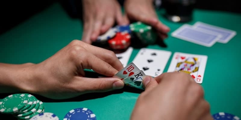 Thuật ngữ cù lũ trong xì tố được xem như là 1 hand bài có giá trị cao nhất 